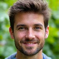 Photo de Julien Leclerc, guide naturaliste, observant des oiseaux avec des jumelles.